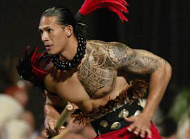 Guerriero Maori con tatuaggio