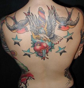 Tatuaggio sulla schiena in stile old school