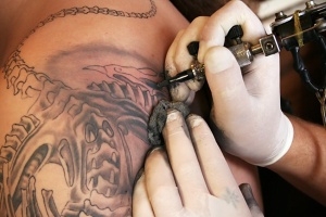 Esecuzione di un tatuaggio tramite la tecnica americana